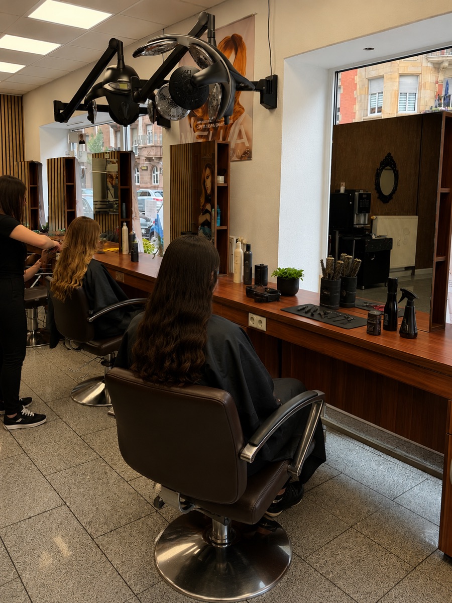 Kundin bei der Haarbehandlung im Salon Yars-Coiffeur