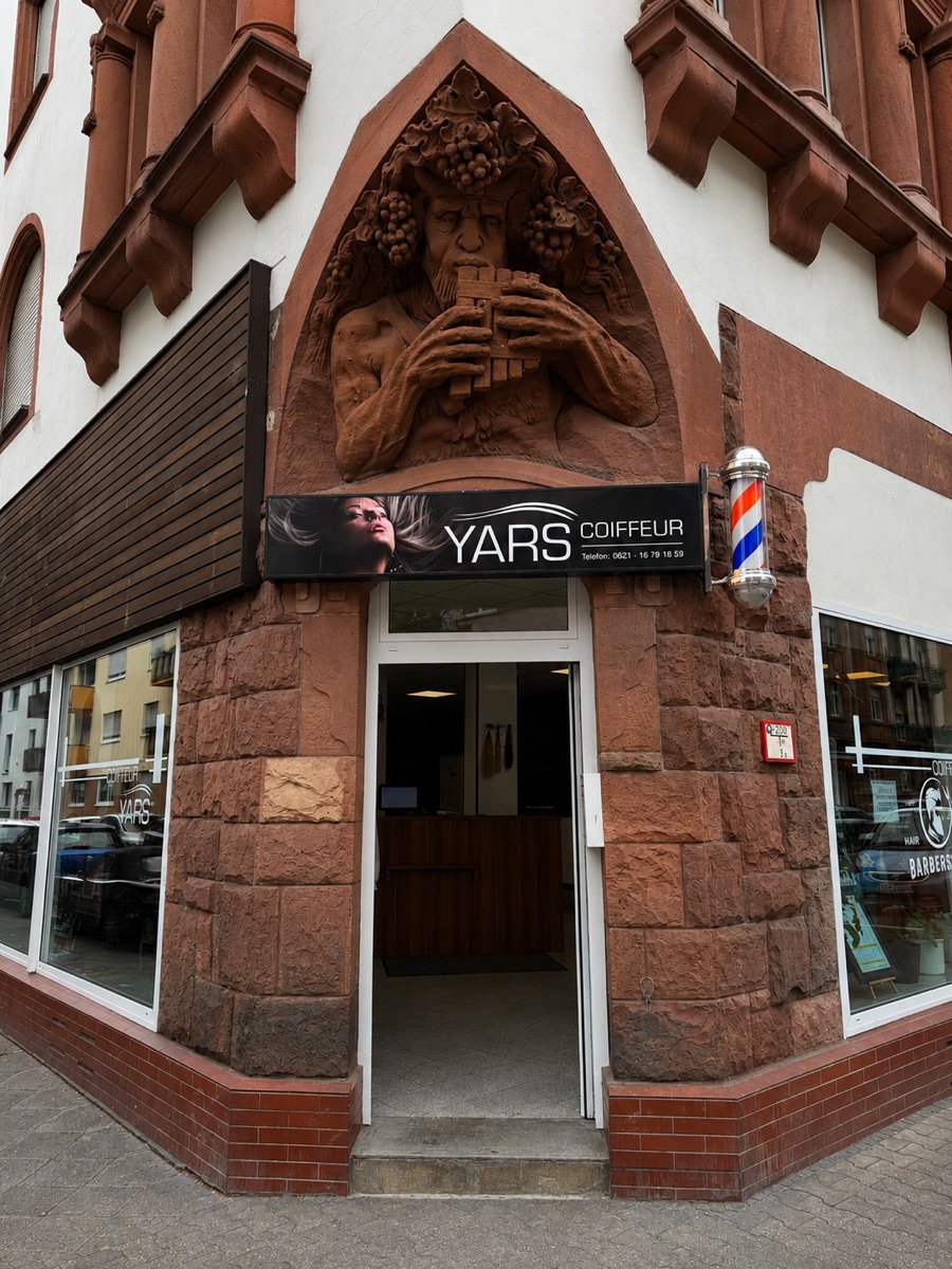 Eingang des Friseursalons Yars-Coiffeur in Mannheim