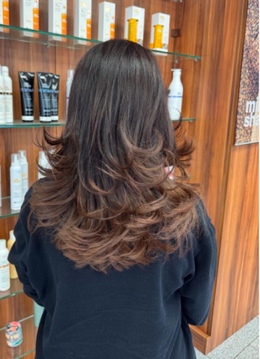 Moderner Damenhaarschnitt mit Föhnstyling